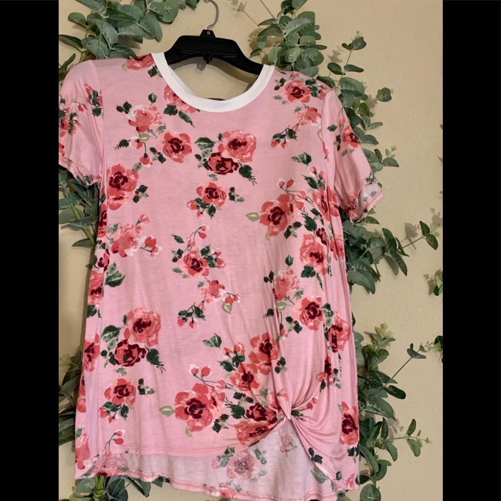 light pink floral shirt 🤍💗🌸🌷